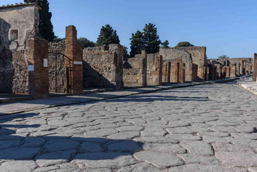 144 - Italia - Pompeya - parque arqueológico de Pompeya - Via dell'Abbondanza.jpg
